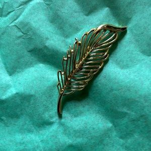 Leaf brooch
